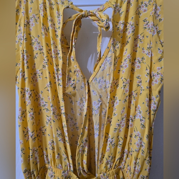 American Eagle Wrap Front Open Back Romper, Yellow Floral Print, Tie Waist, EUC! - Picture 10 of 15